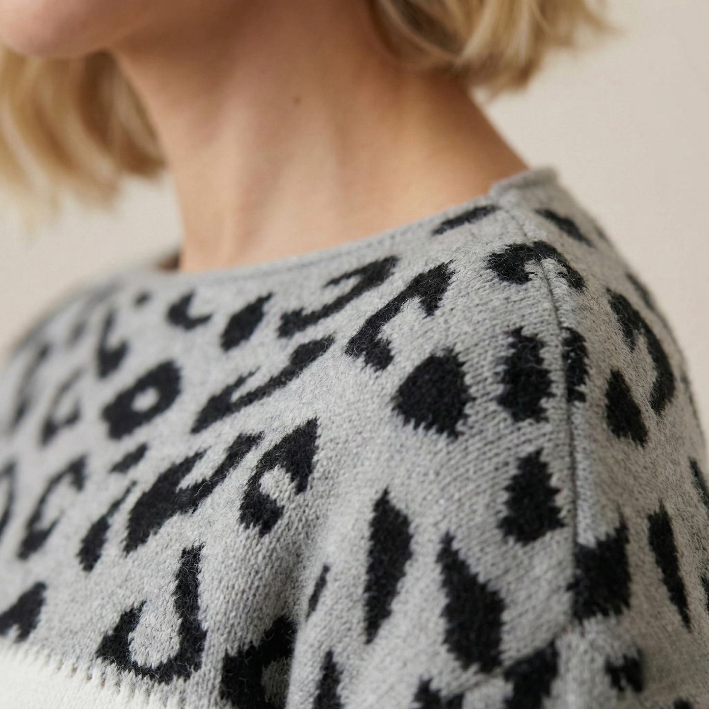 Antaradus™️ | Feinstrickpullover mit Leopardenakzent Feinstrickpullover mit Leopardenakzent